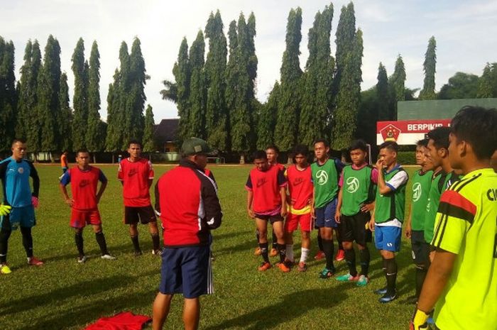 Suasana seleksi terbuka PS TNI hari pertama di Lapangan Pusdikzi Zeni, Bogor, Senin (4/12/2017). 