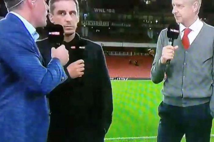Pelatih Arsenal (kanan), Arsene Wenger, wawancara usai timnya menang atas Leicester City pada Sabtu (12/8/2017).