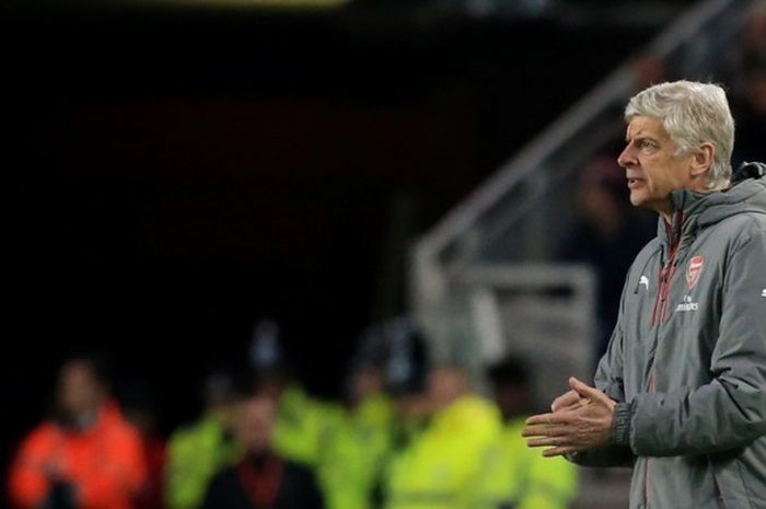 Manajer Arsenal, Arsene Wenger, mendampingi anak-anak asuhnya dalam laga Premier League kontra Middlesbrough di Stadion Riverside, Middlesbrough, Inggris, pada 17 April 2017.