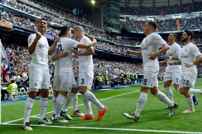 Pemain Real Madrid merayakan gol dalam pertandingan kontra Eibar, 9 April 2016.