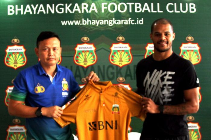 Official tim Bhayangkara FC, Yeyen Tumena (kiri) bersama David Aparecido da Silva
