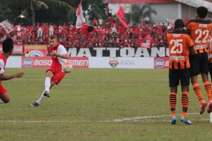 Tendangan bebas gelandang PSM asal Belanda, Willem Jan Pluim, pada laga kontra Perseru Serui di Stadion Andi Mattalatta, Makassar, Jumat (16/9/2016).