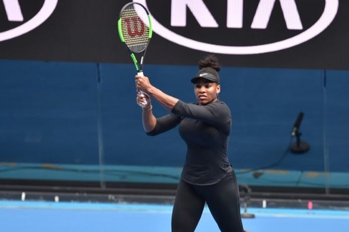 Petenis asal Amerika Serikat, Serena Williams, mengembalikan bola saat menjalani sesi latihan pada turnamen Grand Slam Australia Terbuka di Melbourne Park, Melbourne, Australia, Kamis (12/1/2017).