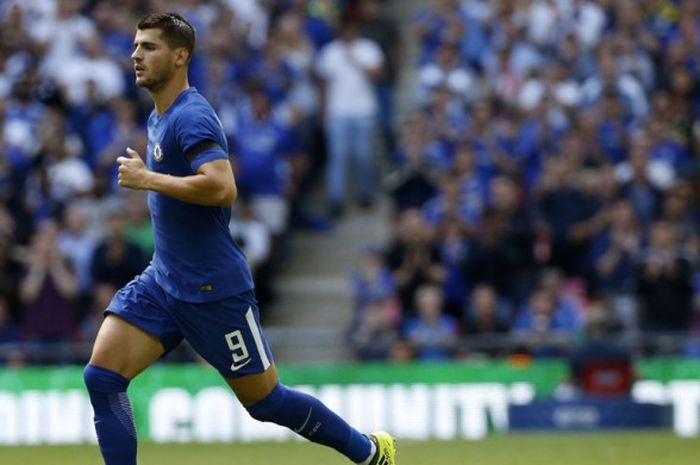 Striker Chelsea, Alvaro Morata, beraksi dalam laga Community Shield kontra Arsenal di Stadion Wembley, London, Inggris, pada 6 Agustus 2017.