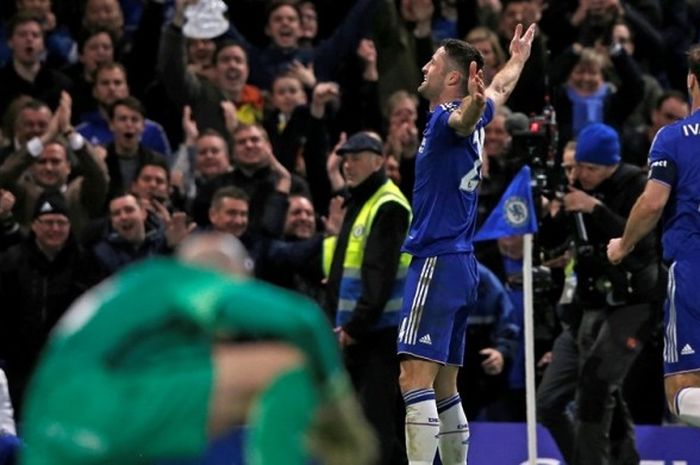 Perayaan gol pemain belakang Chelsea, Gary Cahill, ke gawang Manchester City pada babak kelima Piala FA di Stadion Stamford Bridge, Minggu (21/2/2016).