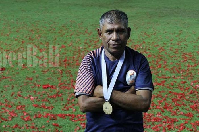 Pelatih Persipura Jayapura U-19 Abdul Manaf setelah mendapat medali juara Liga 1 U-19 di Stadion Wibawa Mukti,  Selasa (7/11/2017).