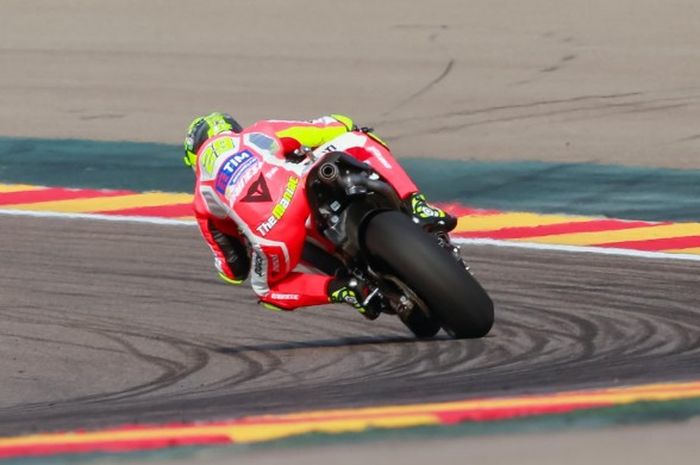 Pebalap Ducati asal Italia, Andrea Iannone, memacu motornya pada sesi latihan bebas pertama GP Aragon di Sirkuit MotorLand Aragon, Jumat (23/10/2016).