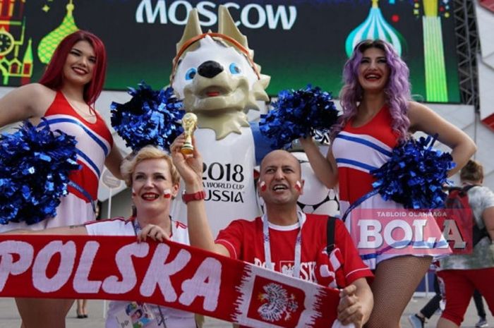 Suporter Polandia berpose di depan Stadion Spartak, Moskow, jelang laga penyisihan Grup H Piala Dunia 2018 antara Polandia dan Senegal,19 Juni 2018.