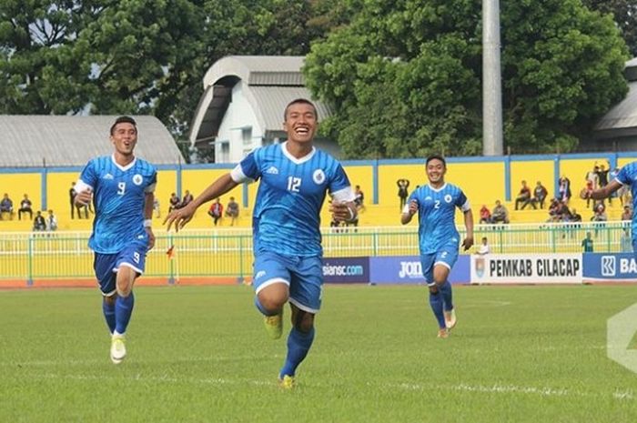 Striker PSCS, Saiful Bahri (12) merayakan gol yang dicetaknya ke gawang Persiraja di Stadion Wijayakusuma, Minggu (2/10/2016).