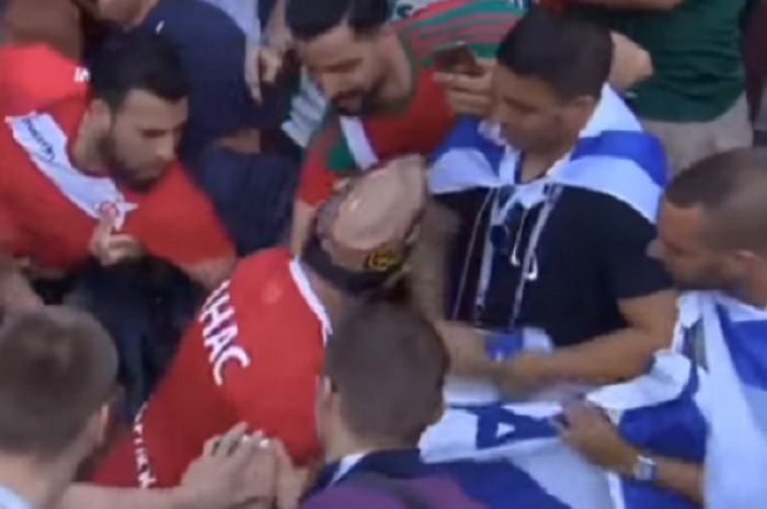 Sebuah screnshoot  bentrokan pendukung Maroko dengan fan asal Israel, Rabu (21/6/2018)