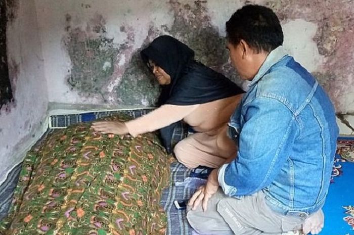 Kedua orang tua Haringga Sirla saat mendoakannya di depan jenazahnya di Blok Jembatan, Desa Kebulen, Kecamatan Jatibarang, Kabupaten Indramayu, Senin (24/9/2018). 