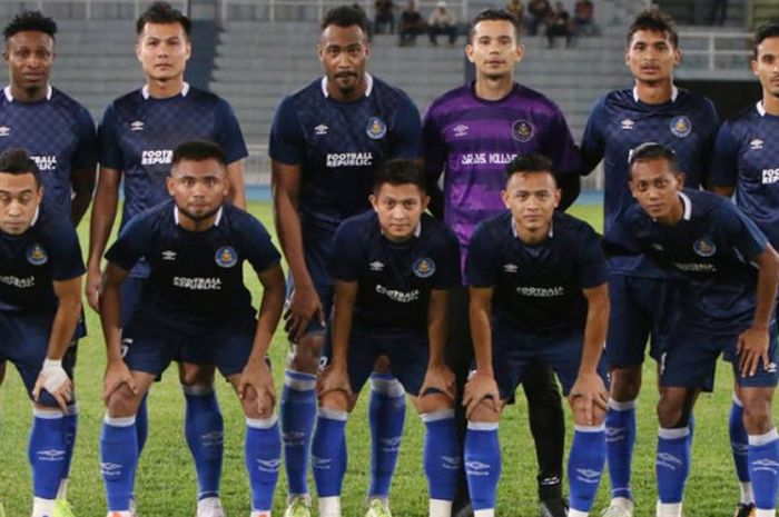 Penyerang sayap Saddil Ramdani (depan, dua dari kiri) bersama pemain Pahang FA jelang uji coba kontra Kelantan United pada uji coba di Stadion Darul Makmur, Kuantan, 17 Januari 2019. 