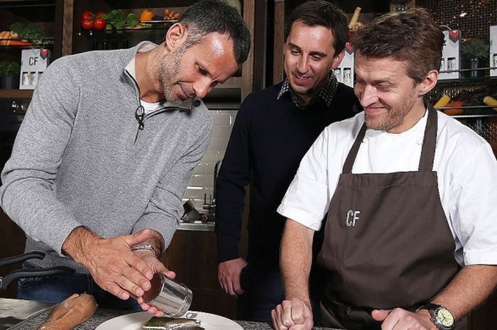Gary Neville dan Ryan Giggs ambil bagian dalam demo memasak bersama juru masak Michael Wignall dalam acara pembukaan restoran baru mereka,  Cafe Football, di Westfield Stratford City, London, pada 20 November 2013.