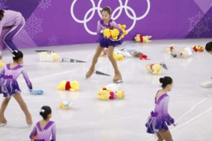 Para ice skater kecil mengumpulkan boneka Winnie The Pooh