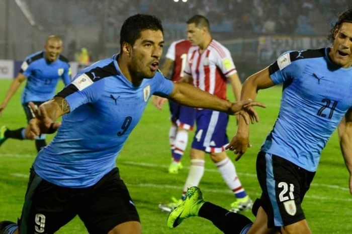 Penyerang Uruguay, Luis Suarez (kiri), merayakan gol yang dia cetak ke gawang Paraguay dalam pertandingan kualifikasi Piala Dunia 2018 kontra Paraguay di Stadion Centenario, Montevideo, 6 September 2016.