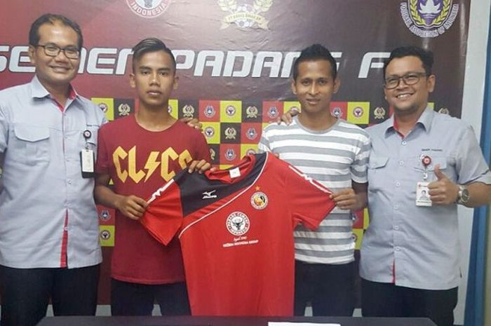 Pemain muda Semen Padang, Kevin Ifander (kedua dari kiri) dan Mardiono, berpose dengan direktur tekhnik PT KSSP, Iskandar Zulkarnain Lubis (paling kiri),  dan Manajer tim Semen Padang FC, Win Benardino, usai penandatanganan kontrak di Kantor KSSP, Selasa (31/1/2017).