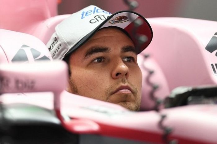 Pebalap Force India, Sergio Perez, sedang menunggu di pitstop saat sesi latihan menjelang balapan Formula 1 GP China di Shanghai, 7 April 2017.