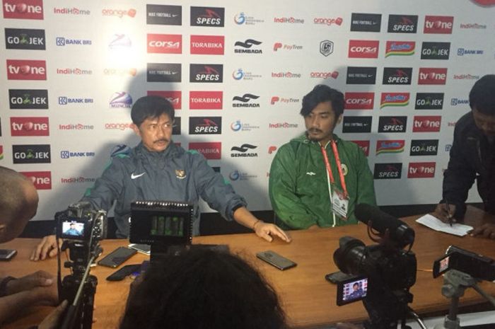 Pelatih timnas U-19 Indonesia, Indra Sjafri (kiri) dalam sesi jumpa pers usai laga persahabatan kontra PSS Sleman, Sabtu (2/6/2018).