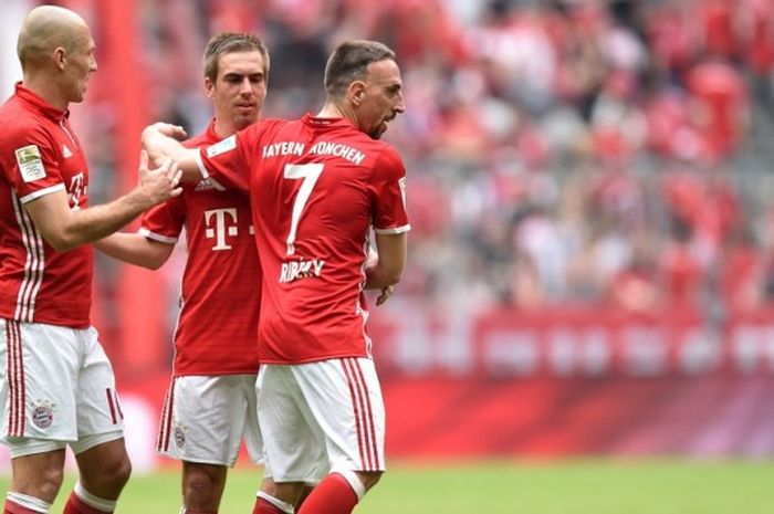 Ekspresi para pemain Bayern Muenchen, Arjen Robben (kiri), Philipp Lahm (tengah) dan Franck Ribery setelah pertandingan Liga Jerman 2016-2017 menghadapi Augsburg di Allianz Arena, Muenchen, Jerman, pada 1 April 2017. 