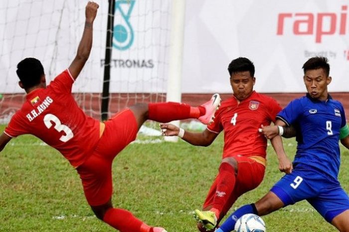 Pemain timnas U-22 Myanmar, Htike Htike Aung dan Thiha Htet Aung (kiri) berebut bola dengan pemain t
