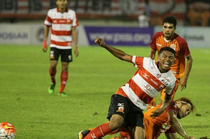 Duel pemain muda Madura United, M Rifad (kiri), dengan gelandang senior Pusamania Borneo FC, Asri Akbar (kanan bawah), dalam laga kedua pada babak delapan besar Piala Presiden 2017 di Stadion Manahan, Solo, Sabtu (25/2/2017).