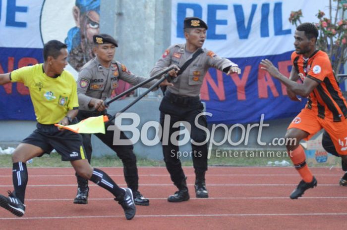 Asisten wasit 1, Tri Wahyudi, saat dikejar pemain Perseru Serui pada laga kontra PSIS Semarang di Stadion Moch Soebroto, Magelang, Minggu (23/9/2018).