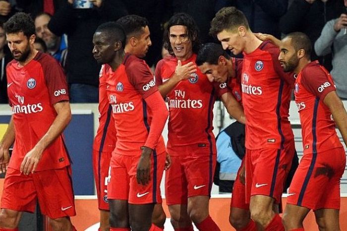 Edinson Cavani (keempat dari kanan) dikelilingi rekan setimnya setelah mencetak gol untuk Paris Saint-Germain ke gawang LOSC Lille dalam partai Ligue 1 di Stade Pierre Mauroy, Lille, 28 Oktober 2016.