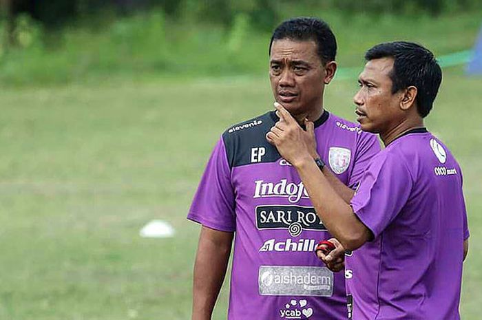 Pelatih Bali United, Widodo Cahyono Putro (kanan) dan asisten Eko Purdjianto, saat mendampingi timnya dalam latihan rutin menjelang laga Liga 1 melawan Persela Lamongan di Lapangan Tri Sakti, Legian.