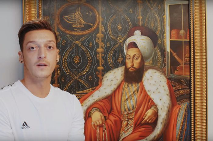 Bintang Arsenal, Mesut Oezil memamerkan lukisan Sultan Ottoman di salah satu dinding rumahnya.