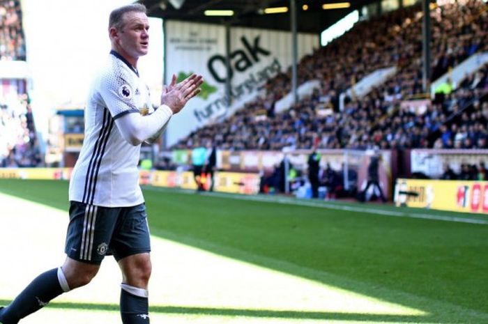 Kapten Manchester United, Wayne Rooney, memberikan aplaus kepada fans seusai pertandingan Liga Inggris 2016-2017 menghadapi Burnley di Stadion Turf Moor, Burnley, Inggris, pada Minggu (23/4/2017).