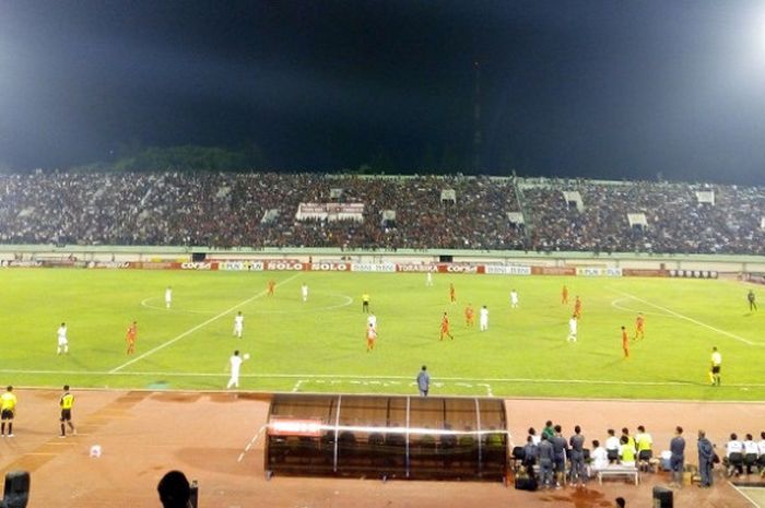  Suasana pertandingan timnas U-19 Indonesia melawan Persis Solo di Stadion Manahan, Solo, Senin (28/5/2018). 