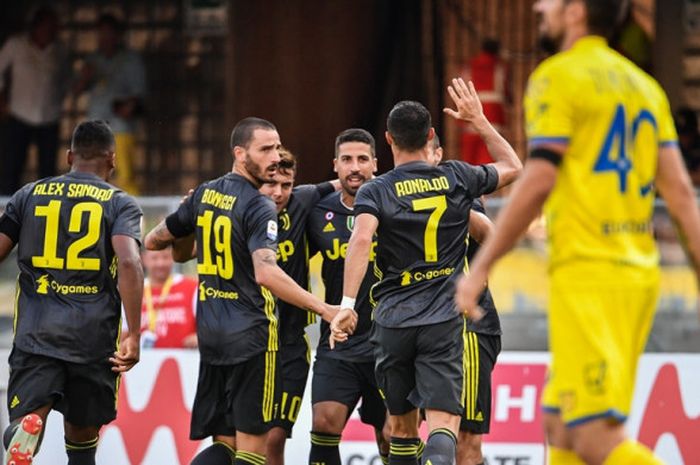 Para pemain Juventus merayakan gol yang dicetak oleh Sami Khedira (tengah) dalam laga Liga Italia kontra Chievo di Stadion Marcantonio Bentegodi, Sabtu (18/8/2018).