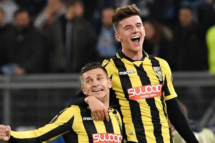 Striker Vitesse Arnhem, Brian Linssen (kiri), merayakan golnya bersama Mason Mount dalam laga Liga Europa di Stadion Olimpico, Roma, Italia, pada 23 November 2017.