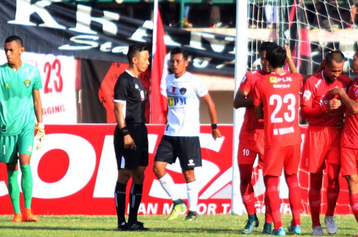  Pemain Persis Solo merayakan gol ke gawang Cilegon United di Stadion Manahan, Solo, Rabu (4/6/2018). 