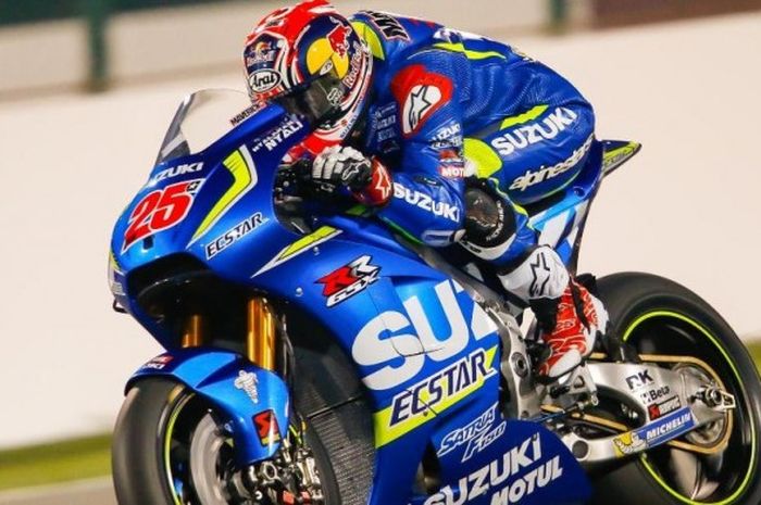 Pebalap Suzuki Ecstar, Maverick Vinales, memacu motornya pada hari kedua tes pramusim MotoGP 2016 di Sirkuit Losail, Qatar, Kamis (3/3/2016).