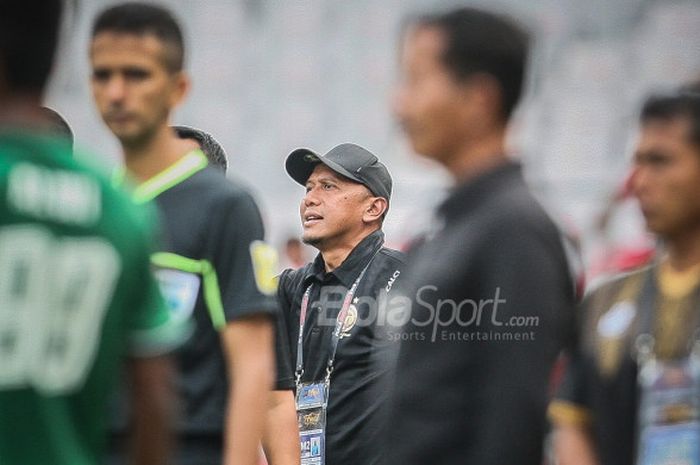 Pelatih Sriwijaya FC, Rahmad Darmawan, berjalan di sisi lapangan jelang laga perebutan peringkat ket