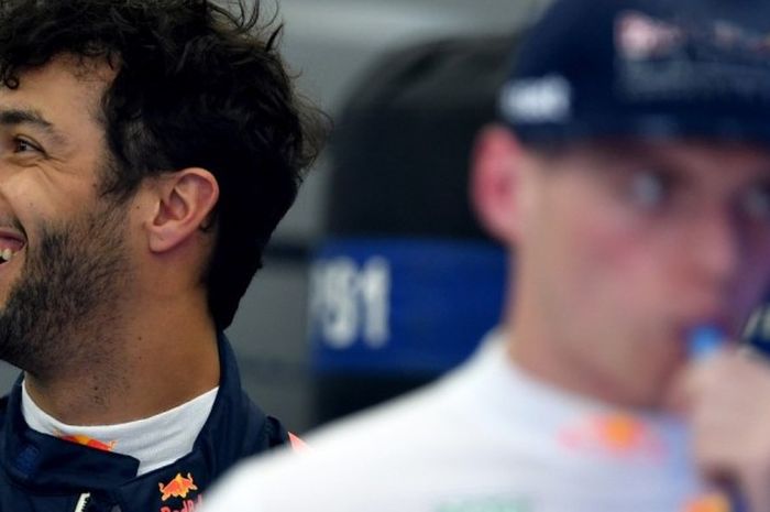 Pebalap Red Bull Racing asal Australia, Daniel Ricciardo (belakang) dan rekan setimnya, Max Verstappen, berada di garasi tim saat menjalani sesi latihan ketiga GP Bahrain di Sirkuit Internasional Bahrain, Sakhir, Uni Emirat Arab, Sabtu (15/4/2017).
