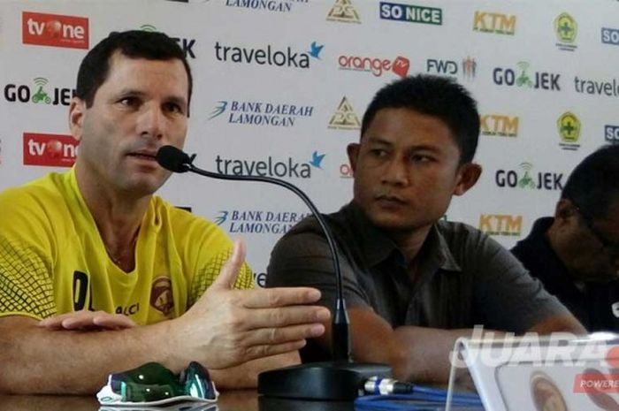 Pelatih Sriwijaya FC, Osvaldo Lessa (kaos kuning) saat memberikan keterangan pers di sekretariat Persela Lamongan, Rabu (31/5/2017)