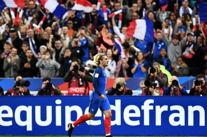 Striker Prancis, Antoine Griezmann, merayakan gol yang dicetak ke gawang Belarus dalam laga Kualifikasi Piala Dunia 2018 zona Eropa di Stade de France, Saint-Denis, pada 10 Oktober 2017.