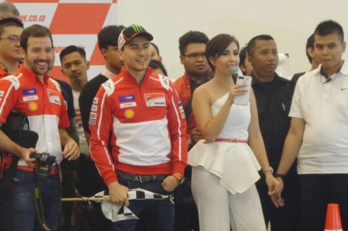 Pebalap Ducati, Jorge Lorenzo (tengah, memegang bendera), tengah menikmati jalannya balapan Mini MotoGP yang digelar sebagai bagian acara meet and greet di Indonesia Convention Exhibition (ICE) BSD City, Tangerang, Banten, Jumat (4/2/2017).