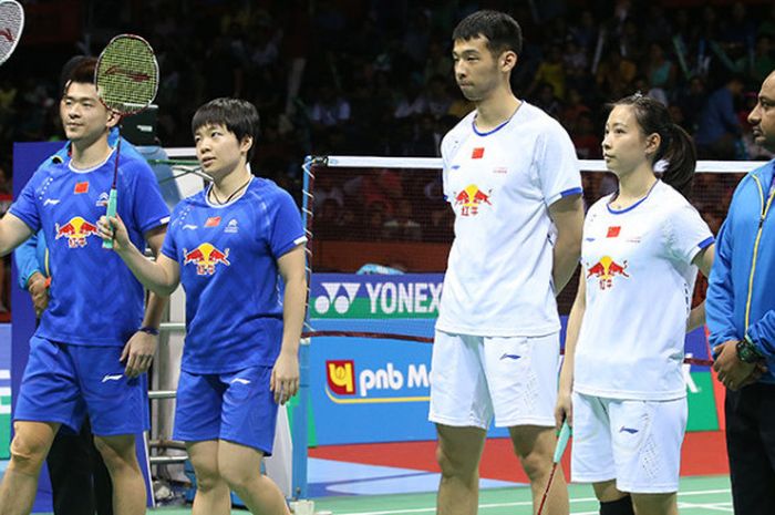 Ganda campuran China, Zheng Siwei/Chen Qingchen (jersey biru) dan Lu Kai/Huang Yaqiong (jersey putih) 