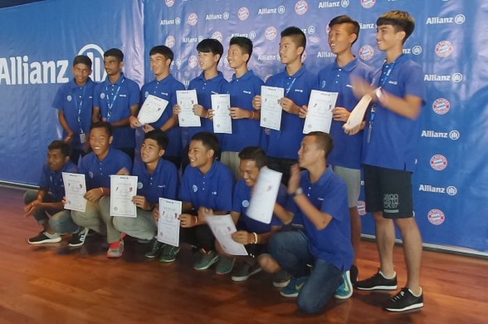 Para peserta terpilih yang lolos seleksi Allianz Junior Football Camp 2016 tahap Asia Camp untuk mengikuti fase selanjutnya, Munich Camp. Mereka berpose dalam acara jumpa pers di Badung, Bali, Jumat (22/7/2016).