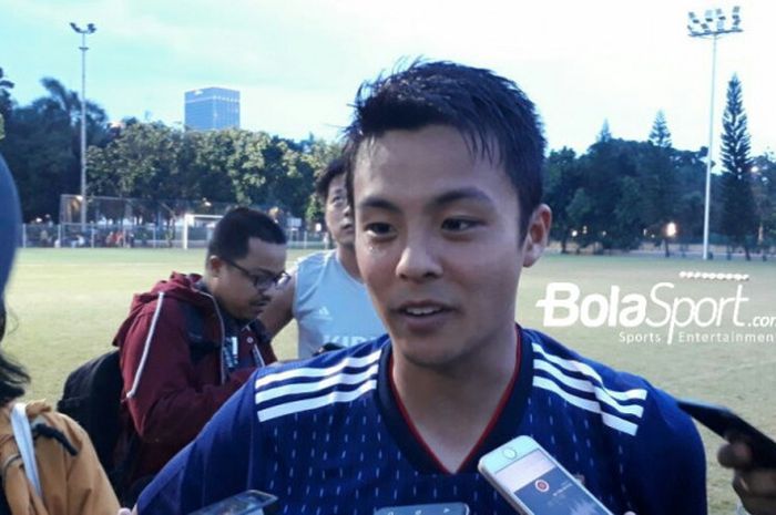 Pemain timnas U-19 Jepang, Mitsuki Saito menjawab pertanyaan wartawan seusai kemenangan 5-0 timnya atas Cilegon United di Lapangan ABC, Senayan, Jakarta, Kamis (22/3/2018).