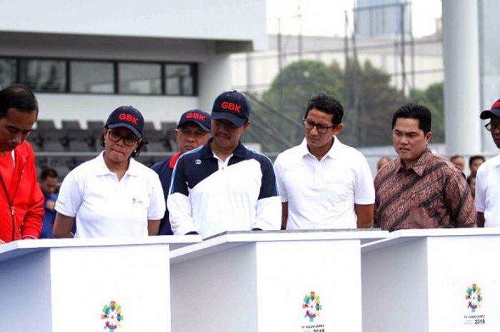 Presiden RI Joko Widodo (paling kiri) melakukan penandatanganan berkas dalam peresmian 4 venue di Kompleks GBK, Senayan, Jakarta, Sabtu (2/12/2017).