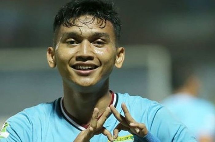 Striker Persela Lamongan, Dendy Sulistyawan, melakukan selebrasi seusai mencetak gol ke gawang Persipura Jayapura pada Minggu (29/7/2018).