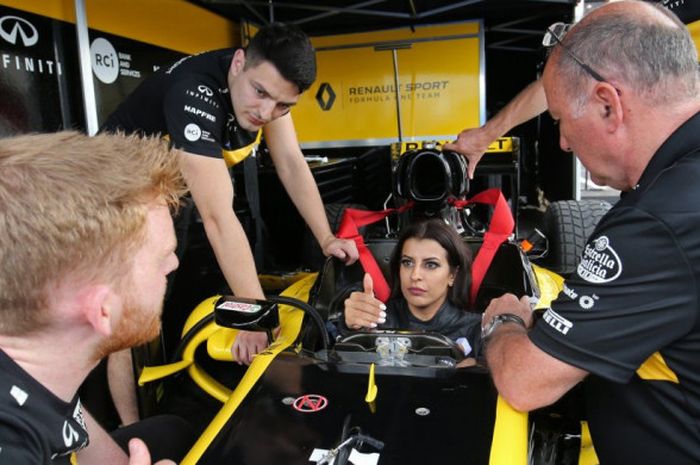 Pebalap putri asal Arab Saudi, Aseel Al Hamad, mengemudikan mobil balap tim F1 Renault di Sirkuit Paul Ricard, Prancis, Minggu (24/6/2018), untuk merayakan dicabutnya larangan mengemudi bagi perempuan di negaranya.