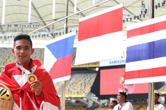 Atlet lari difabel, Nur Ferry Pradana, berpose dengan medali emas  yang diraihnya dari nomor lari 400 meter T47 putra ASEAN Para Games di Stadion Bukit Jalil, Kuala Lumpur, Malaysia, Selasa (19/9/2017).