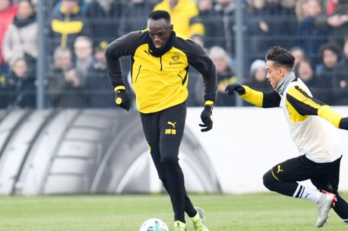 Legenda sprinter, Usain Bolt (kiri), menjalani sesi latihan bersama Borussia Dortmund di Dortmund, Jerman, pada 23 Maret 2018.