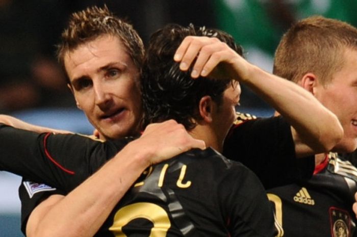Mesut Oezil (tengah) merayakan gol timnas Jerman ke gawang Argentina bersama Miroslav Klose (kiri) d