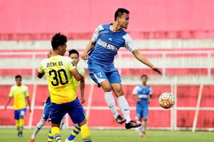 Lompatan striker Madiun Putra, Purniawan saat timnya bersua Persegres Gresik United pada Bung Karno Cup 2017 di Stadion Gelora Suprijadi, 6 Maret 2017. 